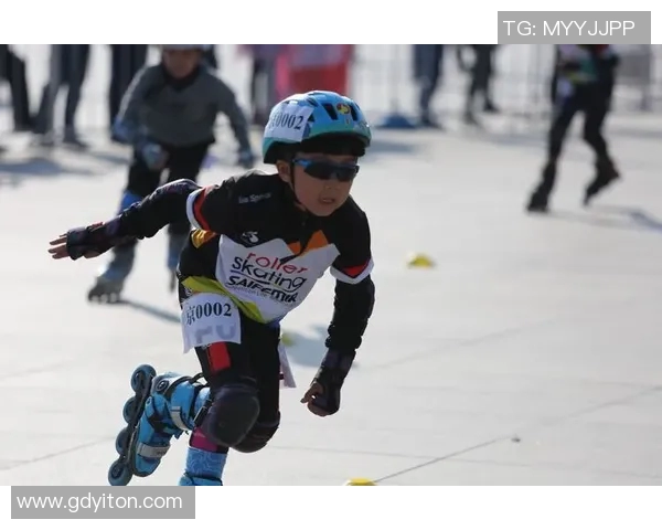 运动男孩与米竞技的较量谁能在赛场上笑到最后